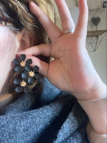 Boucles d’oreilles NEUVES pour femme forme de fleurs couleurs noir et doré 