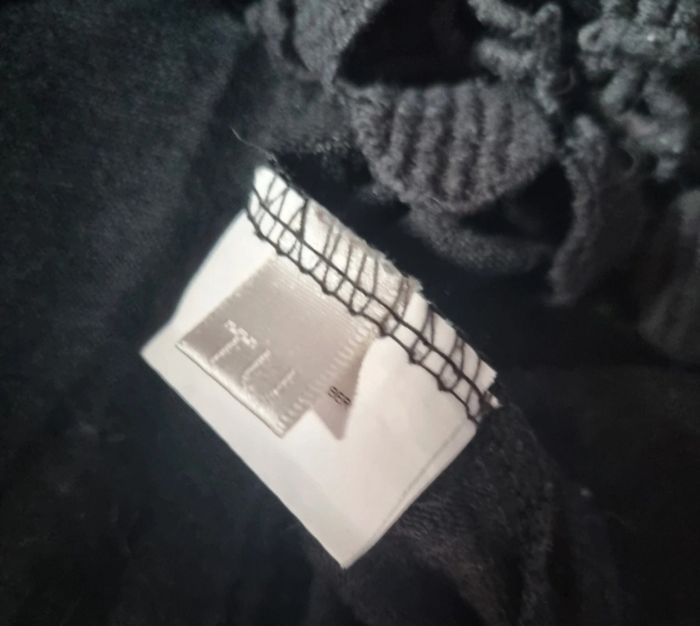 T-shirt noir avec broderie taille S-M - photo numéro 5