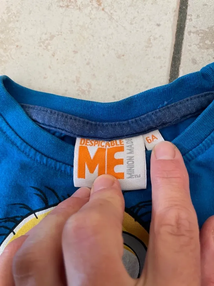 2 teeshirts Minions 5 et 6 ans manches courtes - photo numéro 4