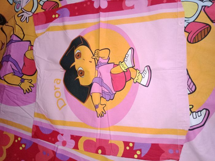 Housse de couette 1 personne + taie d'oreiller
Dora
Housse avec 2 face identique
Taie 1 face dora - photo numéro 2