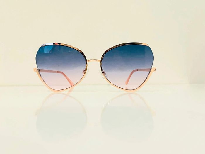 Lunette de soleil femme papillon dorée verres dégradés de bleu en rose UV protection catégorie 2 - photo numéro 2