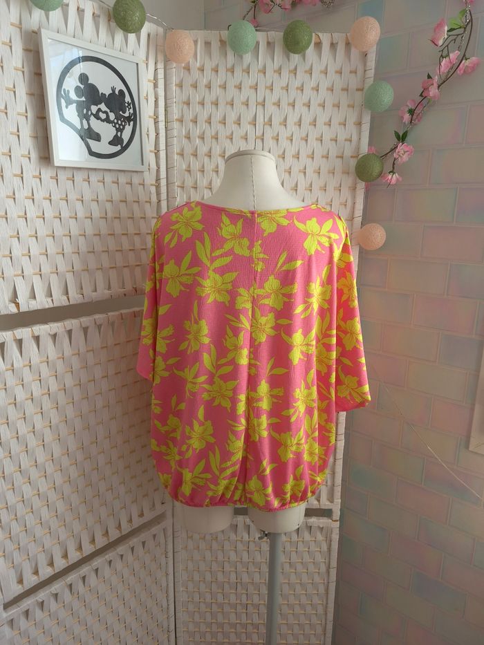💕Jolie blouse rose poudré aux motifs floraux jaune acidulé avec collier femme TXl / 42 mosquitos 💕 - photo numéro 7