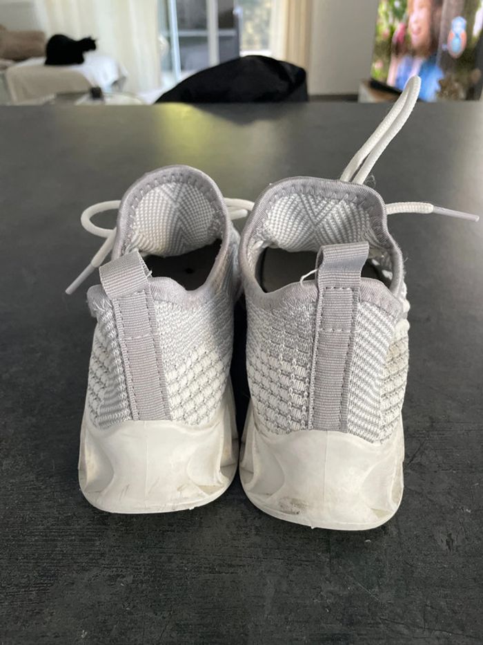 Basket gris et blanche - photo numéro 4