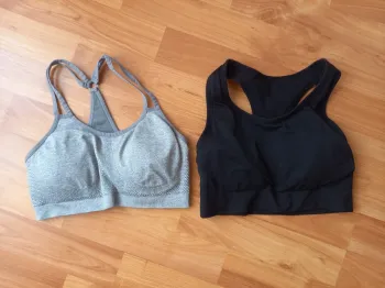 Lot deux brassières de sport