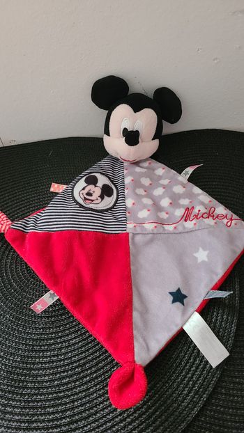 Mickey DISNEY NICOTOY  doudou carré plat rouge gris et noir nuages