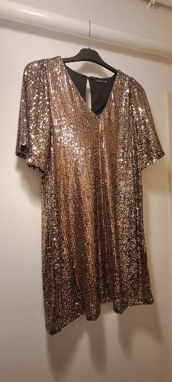 Robe dorée à sequins