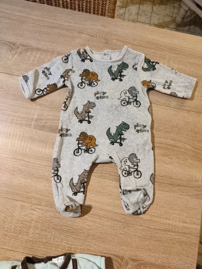 Lot 3 pyjamas velours taille 3 mois - photo numéro 2