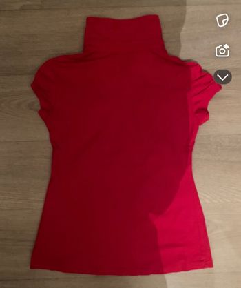 Top rouge style polo avec boutonnière à pression 