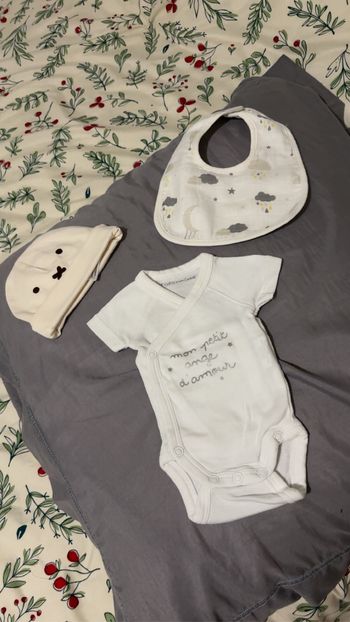 Body naissance + bonnet neuf  + bavoir neuf garçon