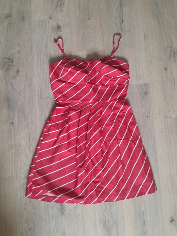 Robe à bretelles rose et blanches