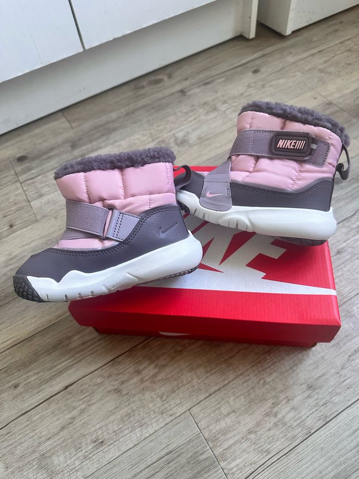 Bottines boots fourrée Nike rose taille 25 neuf