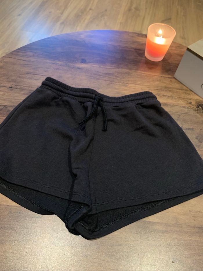 Short noir