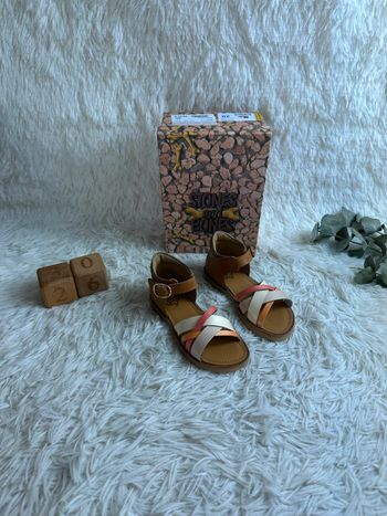 Paire de sandales Stones and Bones taille 26