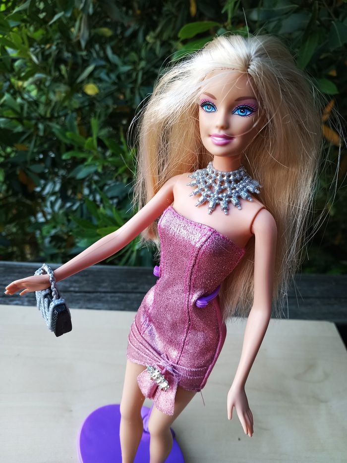 Barbie sort en soirée - photo numéro 3
