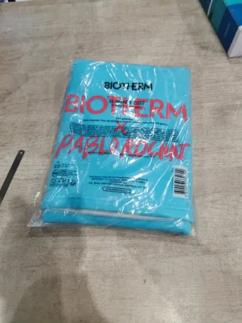 Serviette summer 2022 biotherm x Pablo rochat