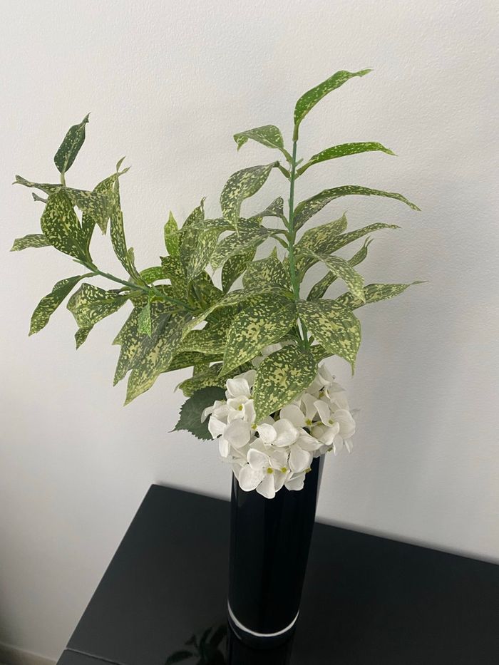 Vases en verre noirs avec fleurs incluses - photo numéro 5