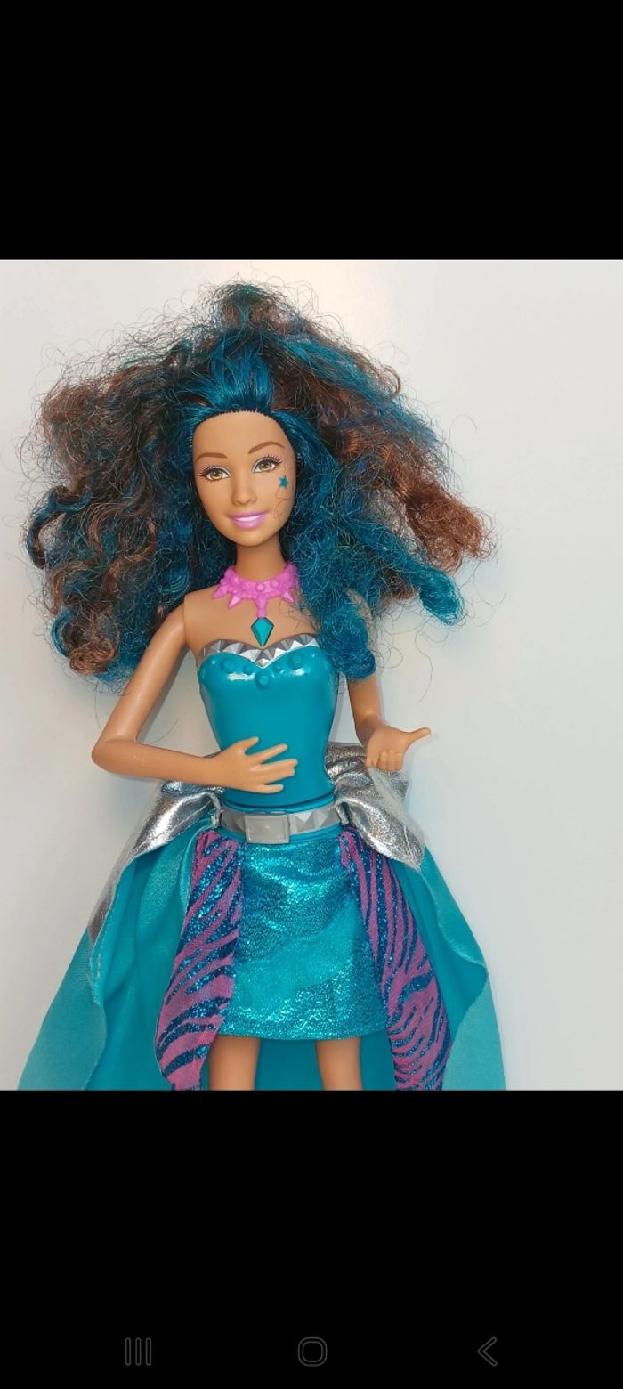 Poupée mattel barbie Rock N' Royals Erika fonctionne a piles 
Barbie chante fonctionne - photo numéro 2