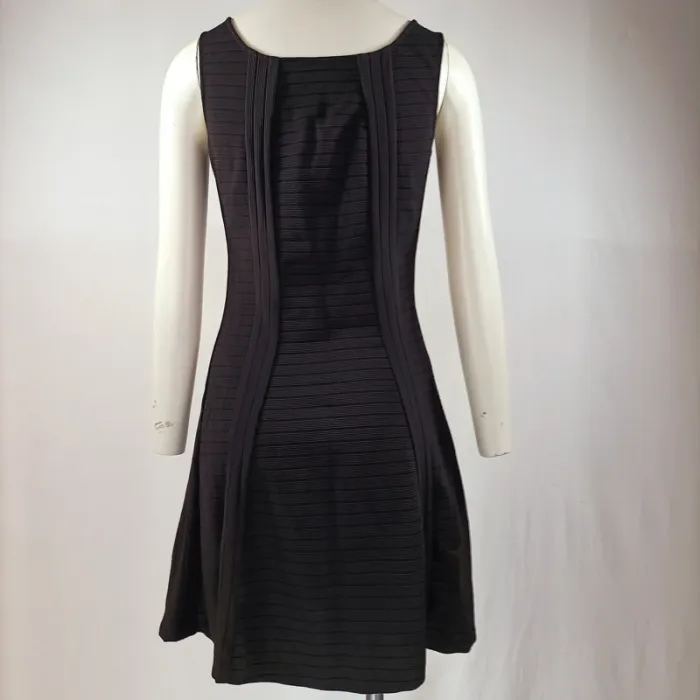 Robe noire Liu Jo en maille texturée, coupe évasée, détail bijou col carré A1135 - photo numéro 5