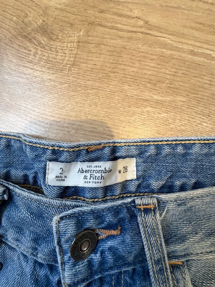 Short en jean troué - photo numéro 3