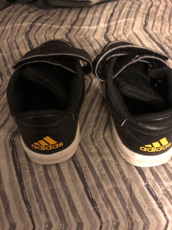Basket adidas taille 21 en tres Bon état - photo numéro 5