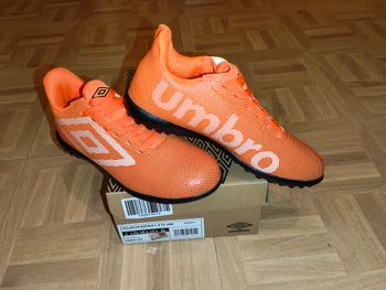Chaussures neuves football umbro T 36 ou 36,5