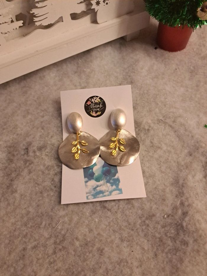 Boucles d'oreilles pendante grise et doré