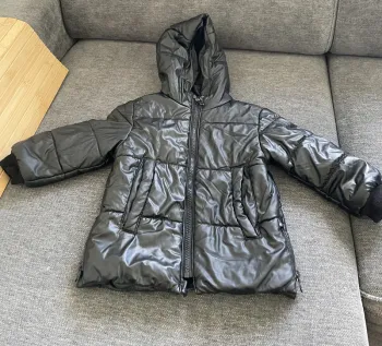 Doudou noir Zara avec capuche – Taille 86 (18-24 mois)