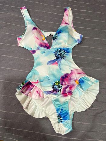 Magnifique maillot de bain 1 pièce à volants ouvert sur les côtés et décolleté