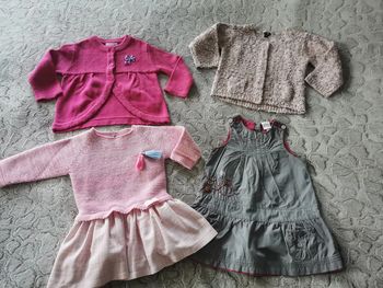 Robes et gilets bébé 18 mois lot de 4 habits roses