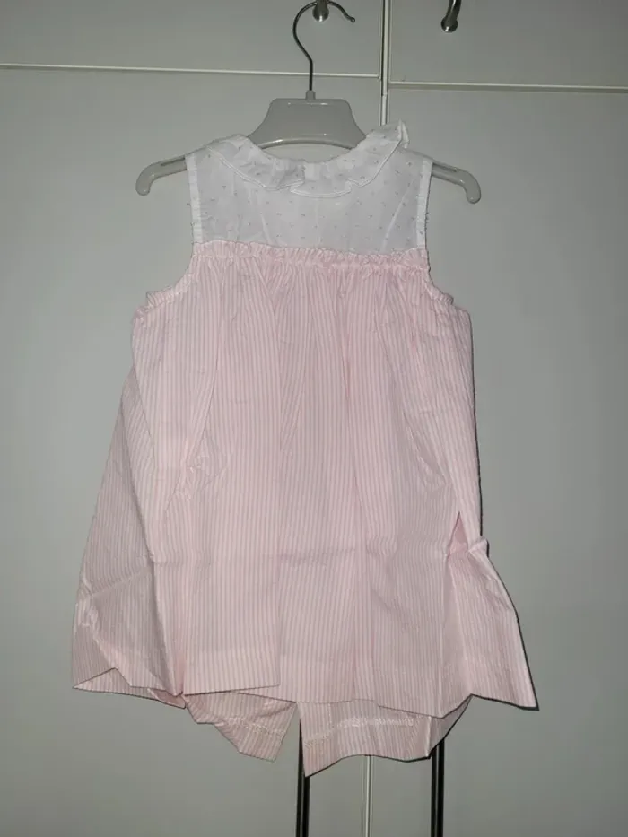 Adorable robe d'été à rayures roses et smocks blancs - Parfaite pour les journées ensoleillées !