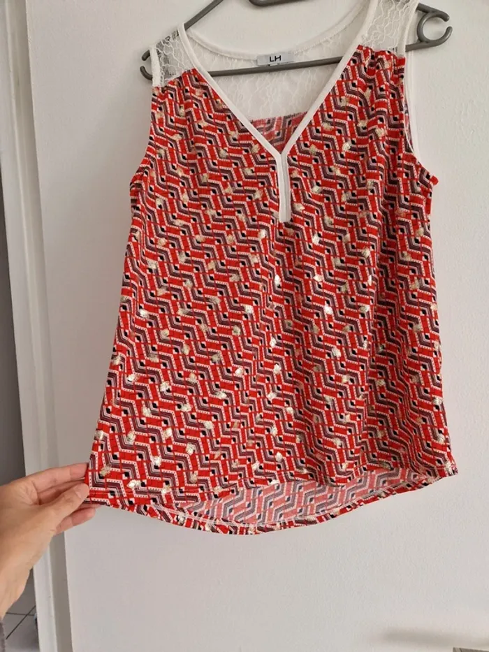 Blouse manches courtes rouge avec motifs - photo numéro 2