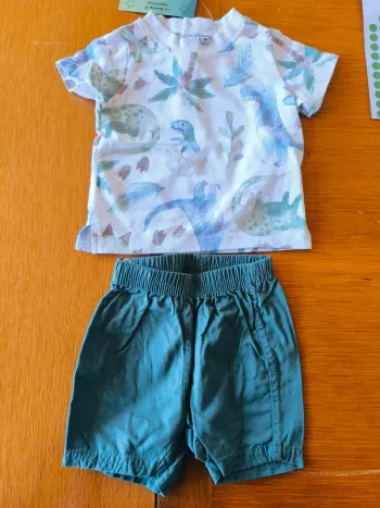 309805 ensemble tee-shirt Mc blanc dino + short vert garçon 3 mois