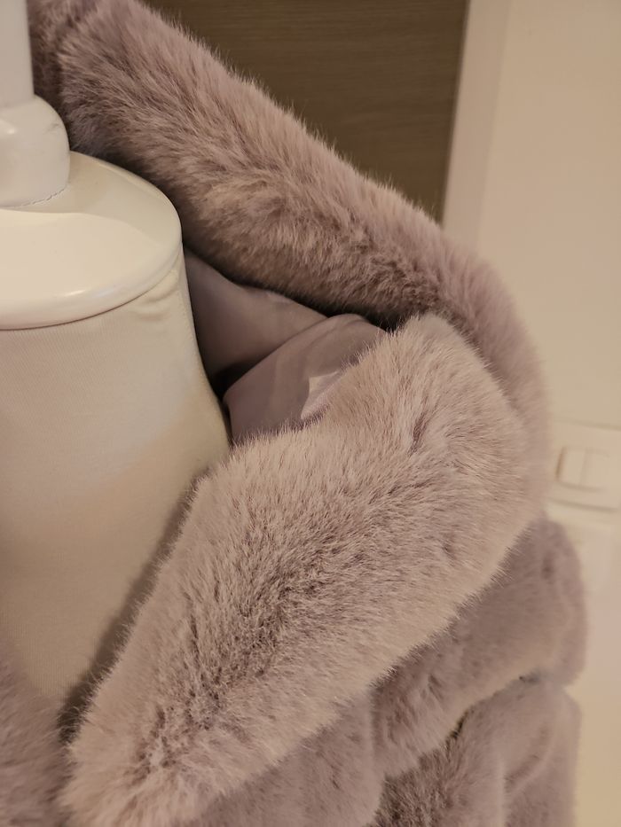 Manteau fourrure grise a capuche taille S tres bon état - photo numéro 2