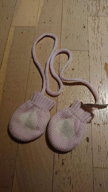 Moufles roses bébé