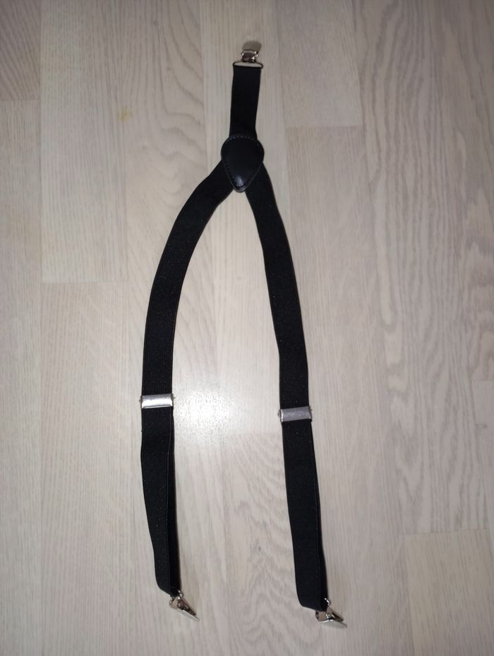 Bretelles noires enfant
62 cm
NEUVES