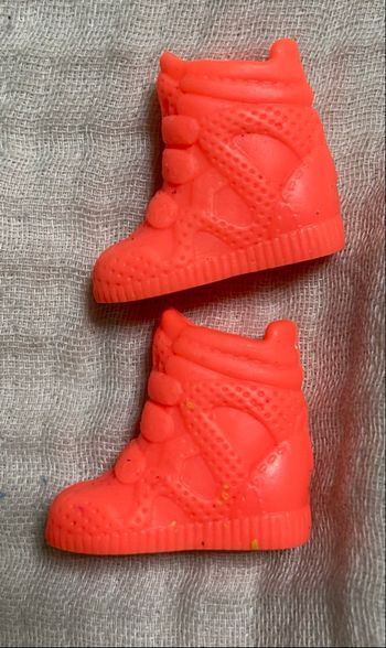 Paire de chaussure orange Barbie