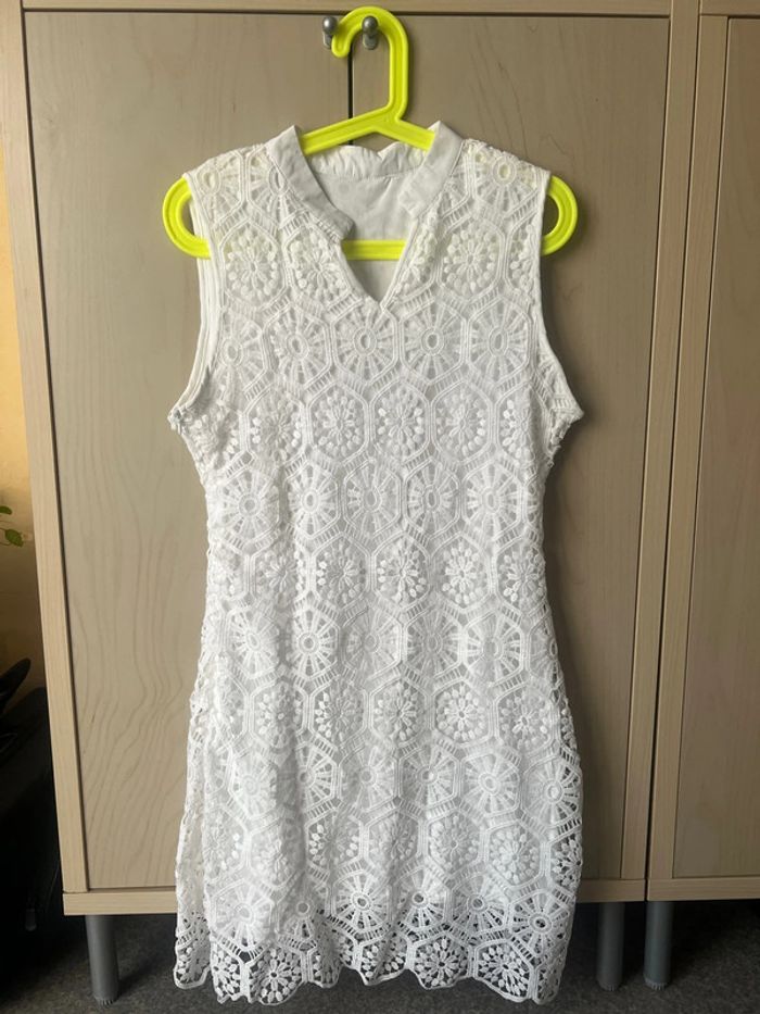 Très jolie robe blanche en dentelle / macramé