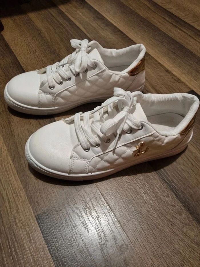 Baskets / Sneakers blanches et dorées pointure 40. TBE - photo numéro 3