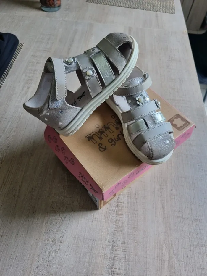 Sandales cuir fille P.26