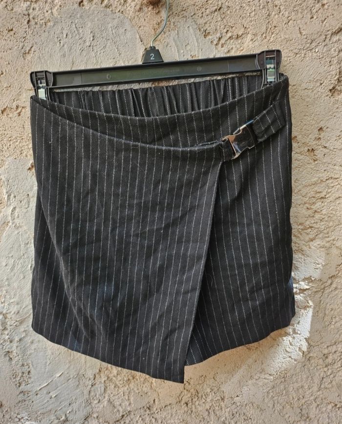 Jupe short trapèze courte noir avec rayure et détail de sangle