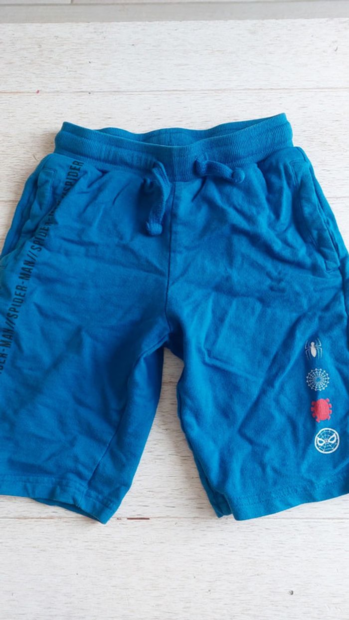 Short spider man 6/7 ans bon état