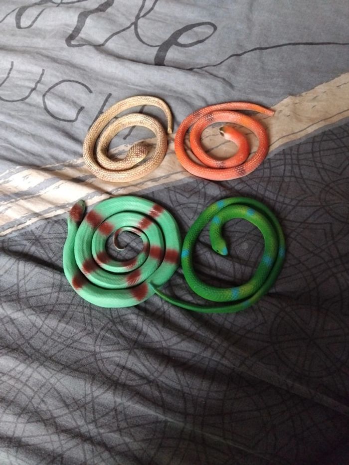 Lot de serpents en plastique