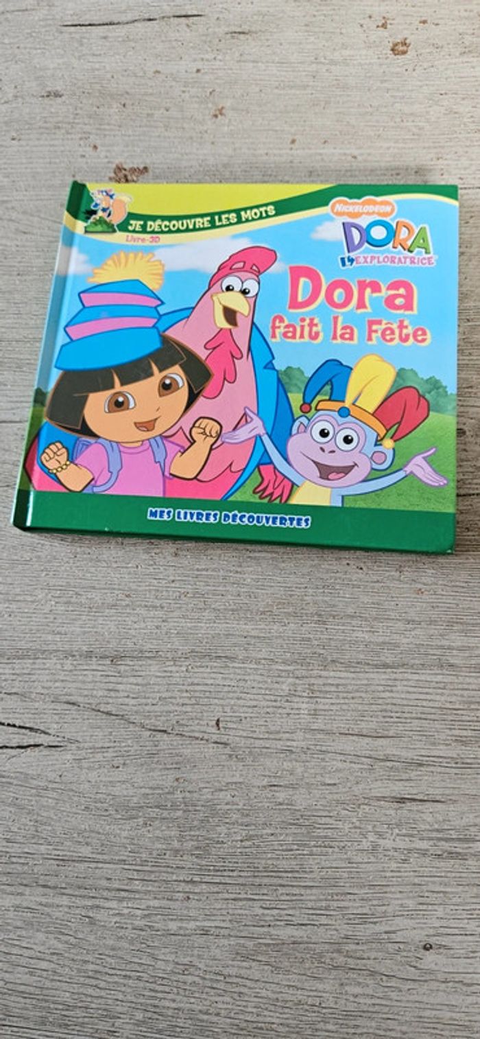 Livre 3 D Dora l exploratrice fait la fête, bon état