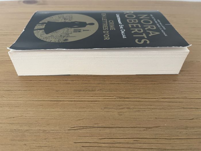 Crime en lettres d'or - Nora Roberts - photo numéro 3