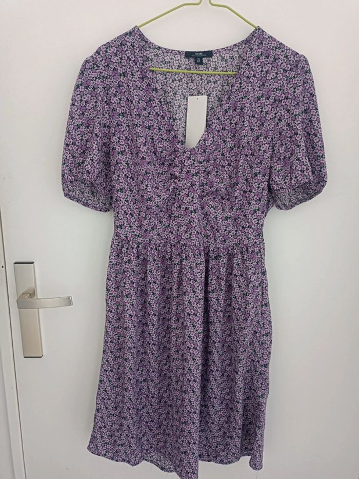 Robe violette d'été à motifs fleurs Taille 38 Kiabi Neuf avec étiquette - photo numéro 4