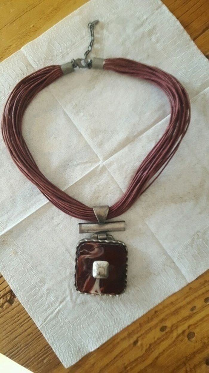 Collier fushia