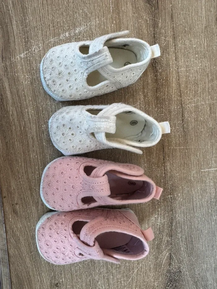 Deux paires chaussures bébé