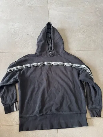 Sweat à capuche adidas, taille 42, il y a des petits trous, la couleur c'est un peu abimé