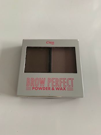 Poudres et cire à sourcils