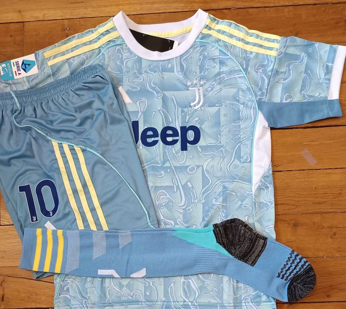Magnifique tenue taille 10 ans Juventus bleu extérieur 2026 - photo numéro 2